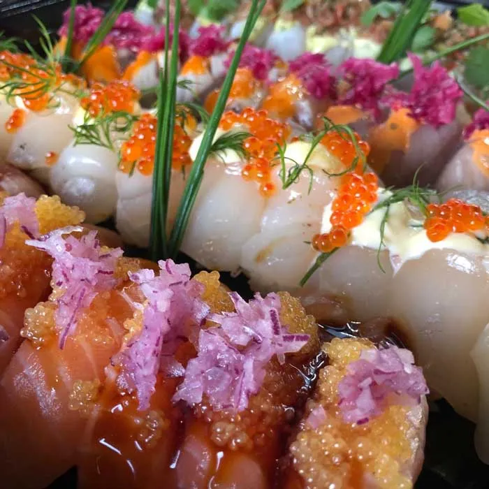 Handgjord Nigiri och Sushirullar från Izakaya Stockholm