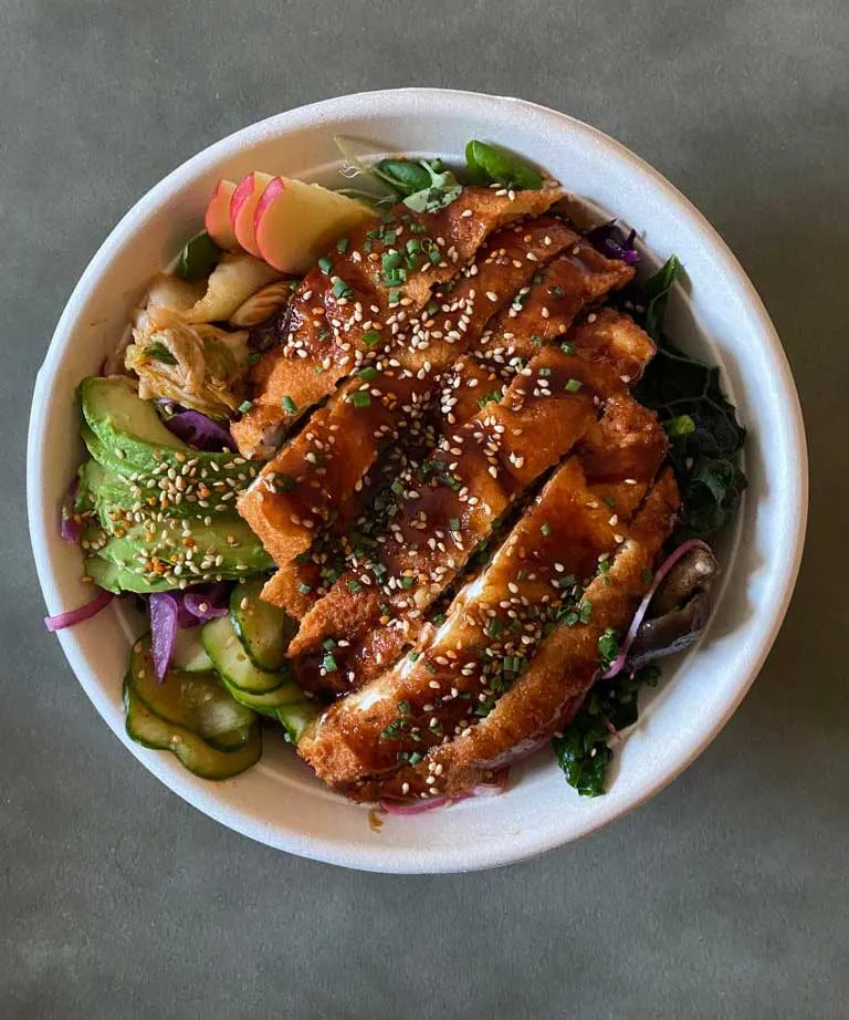 Japansk Pokebowl med fräscha råvaror